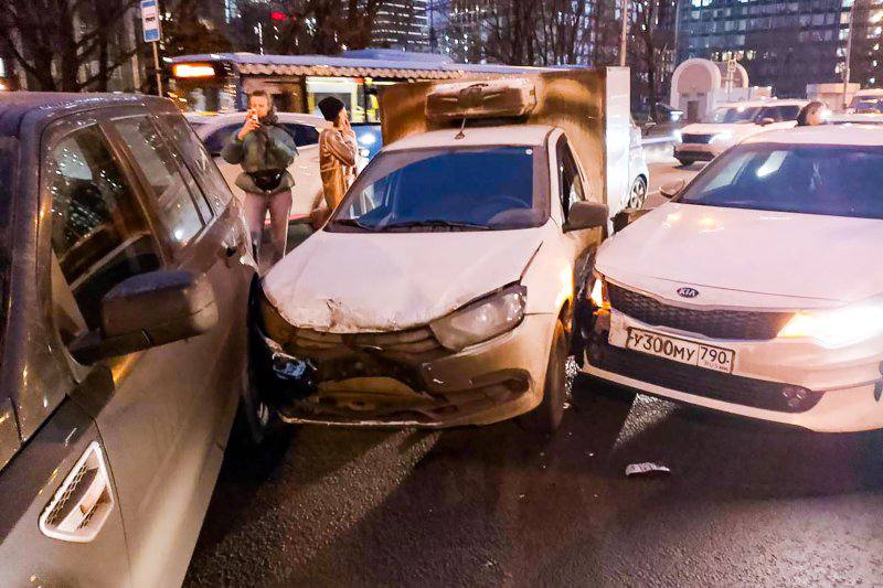 Крупное ДТП в Москве: столкновение автобуса и 15 автомобилей