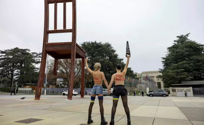 Скандал в Женеве: участницы акции Femen повредили памятник ООН