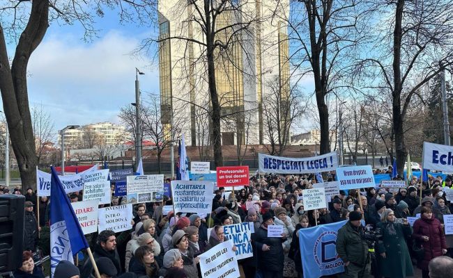 Протест учителей в Молдавии: требования и реакция властей