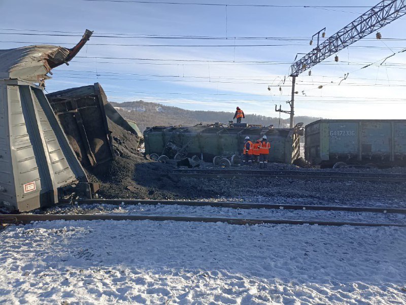 Столкновение грузовых поездов на железной дороге