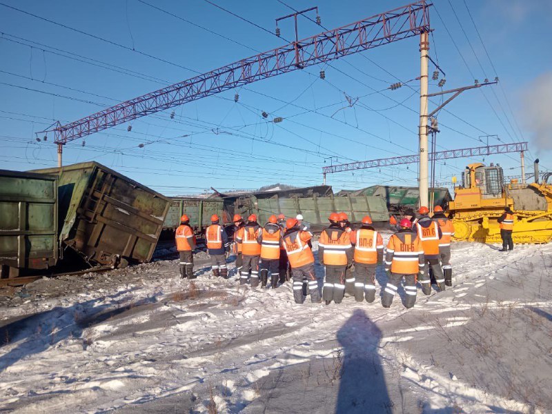 Столкновение грузовых поездов на железной дороге