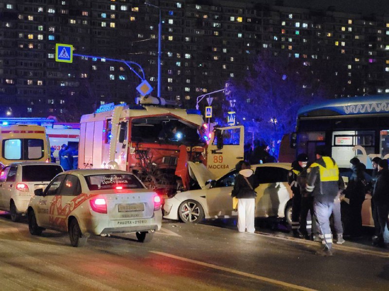 Массовое ДТП с пожарной машиной в Москве: 14 пострадавших