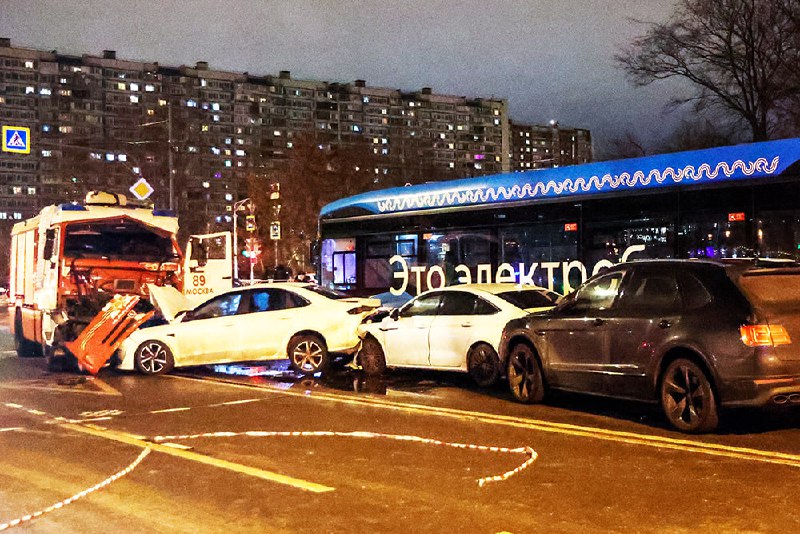 Столкновение автобуса и Камаза на перекрестке в Москве