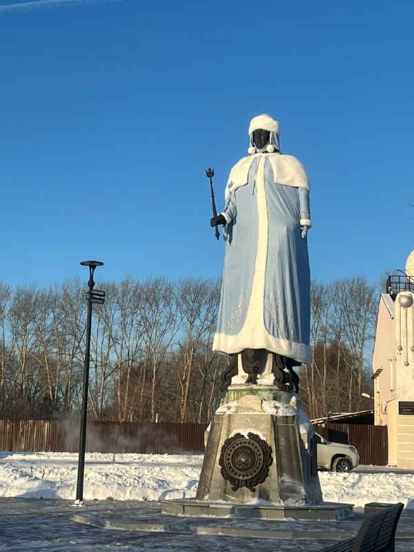 Памятники в костюмах Деда Мороза и Снегурочки в Свердловской области