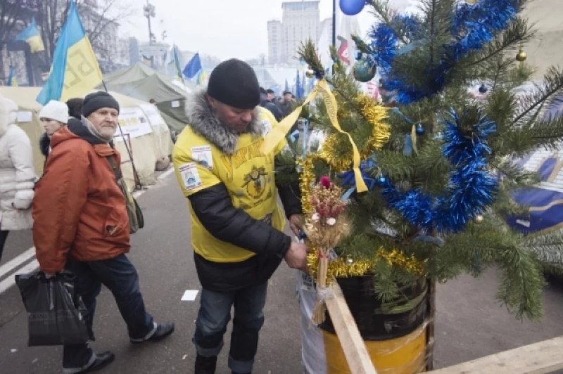 Новогодний фашизм на Украине: салат оливье и Снегурочка