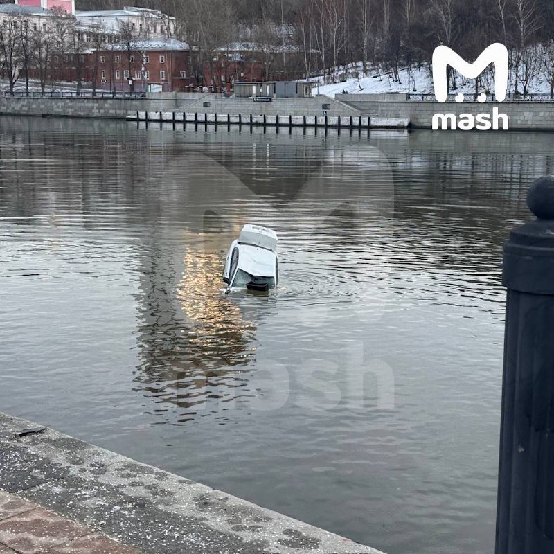 Трагедия на Лужнецкой набережной: машина упала в воду