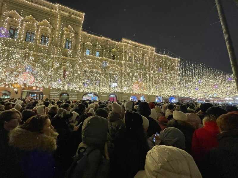 Новогодний ажиотаж в Москве: улицы наряжаются и туристы съезжаются