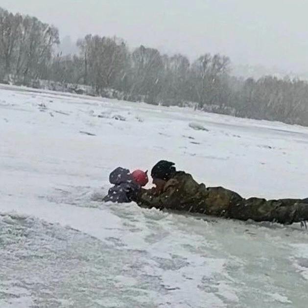 Спасение девочки, упавшей под лед в Нижнем Новгороде